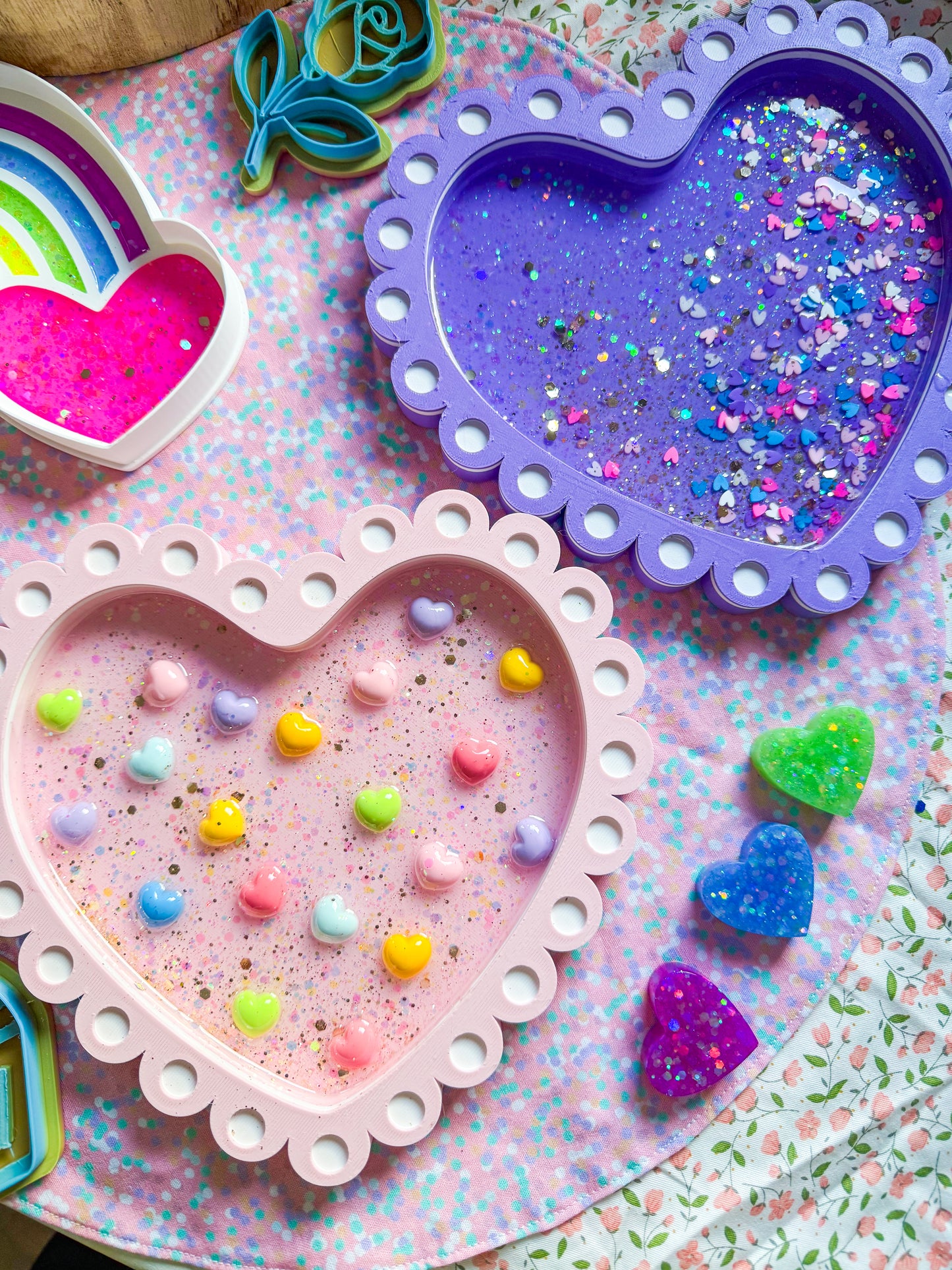 Large scalloped heart play trays