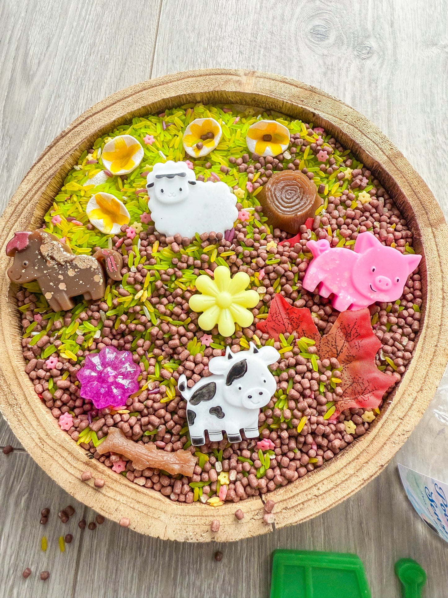 ‘Barnyard & Blossoms’ Pour & Explore Set